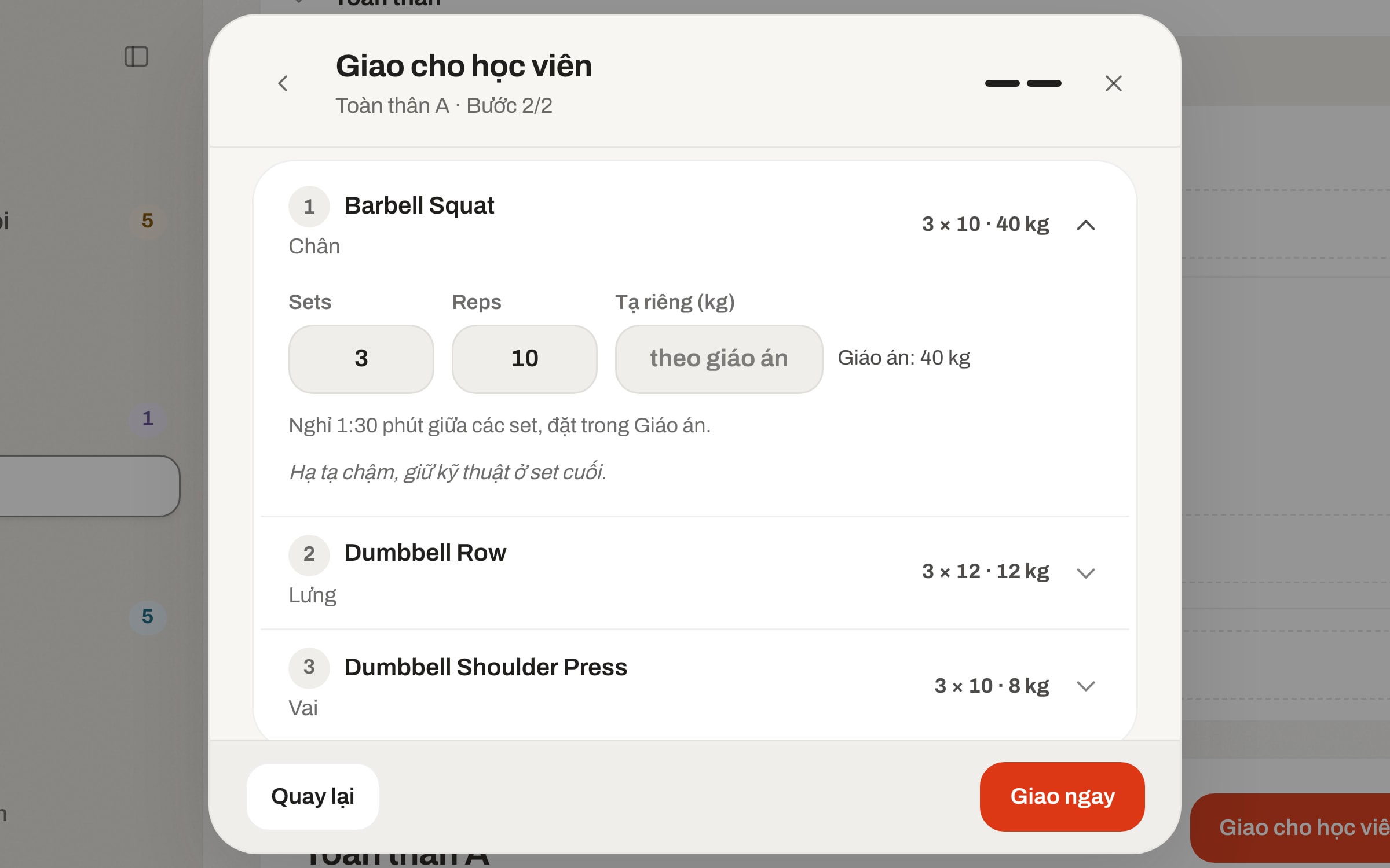 Bước 2 khi giao Toàn thân A: Barbell Squat 3 × 10 với 40 kg theo giáo án, nghỉ 1:30 phút giữa các set, lời dặn Hạ tạ chậm, giữ kỹ thuật ở set cuối, rồi Dumbbell Row và Dumbbell Shoulder Press